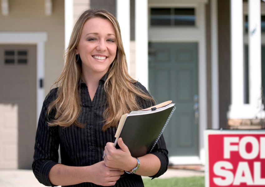 realtor-with-notebook-and-for-sale-sign